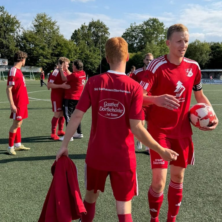 Siegtorschütze Janson Brust mit Ball